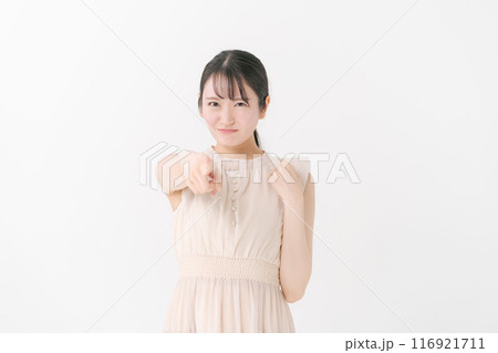 指を差す笑顔の若い女性 指を差す笑顔の若い女性 116921711