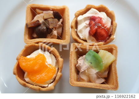 おいしそうな小さいタルトケーキ おいしそうな小さいタルトケーキ 116922162