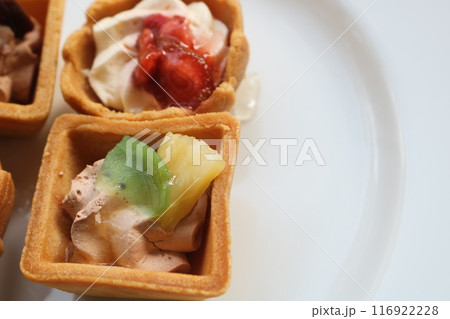 おいしそうな小さいタルトケーキ 116922228