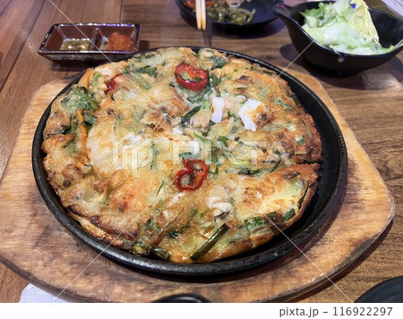 美味しそうな韓国料理のチヂミ 美味しそうな韓国料理のチヂミ 116922297