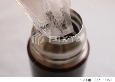 氷をいれる水筒のくち 氷をいれる水筒のくち 116922491