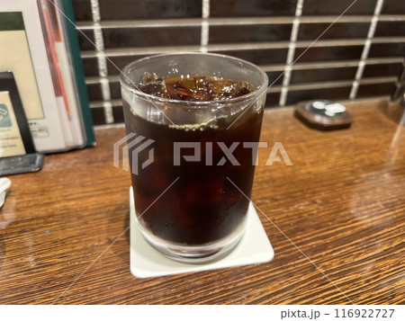 木目のテーブルに置かれたアイスコーヒー 木目のテーブルに置かれたアイスコーヒー 116922727