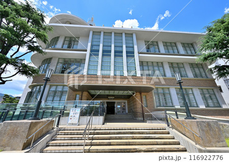 国の登録有形文化財　よく晴れた日の「神戸市立御影公会堂」 116922776