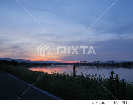 朝の河川敷にて 朝の河川敷にて 116922932