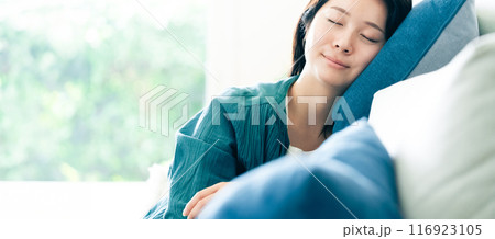 ソファでくつろぐ女性 ソファでくつろぐ女性 116923105