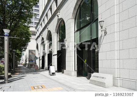 名古屋市・伏見・都市風景　三井住友銀行　名古屋支店  前　歩道 116923307