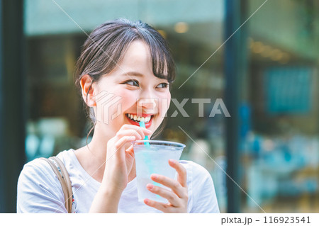 屋外で水を飲む若い女性 屋外で水を飲む若い女性 116923541