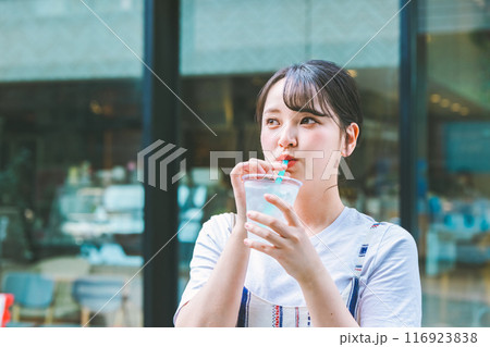屋外で水を飲む若い女性 116923838