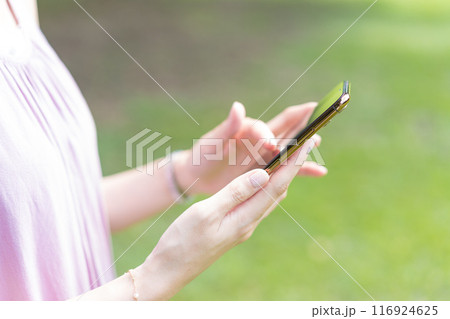 スマホを操作する女性 スマホを操作する女性 116924625