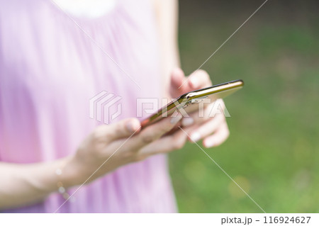 スマホを操作する女性 スマホを操作する女性 116924627