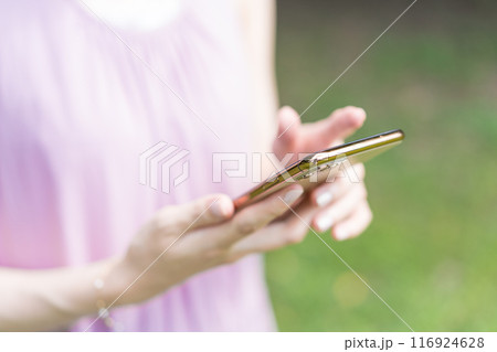 スマホを操作する女性 スマホを操作する女性 116924628