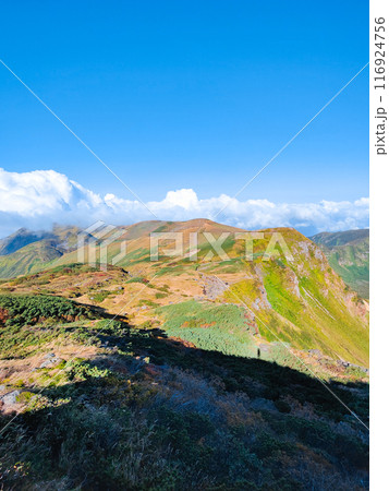 秋の鳥海山登山：外輪山・千蛇谷分岐付近からの眺望 116924756