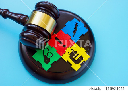 Gavel with puzzle pieces about medicine and medical negligence or malpractice. 116925031