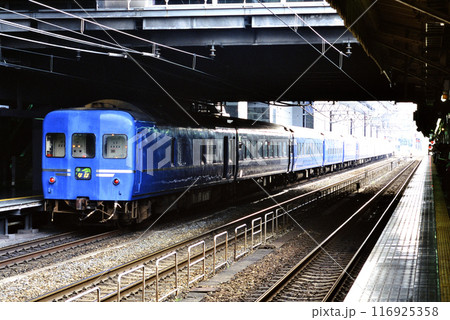 Bトレ】ブルートレイン 銀帯24系25型 - 空を読む