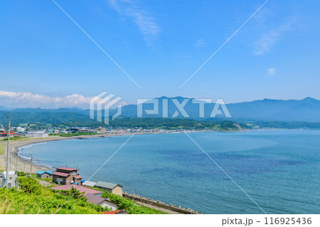 北海道日高の様似漁港とエンルム岬 116925436