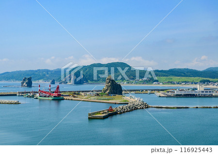 北海道日高の様似漁港とエンルム岬 116925443
