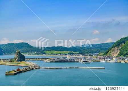 北海道日高の様似漁港とエンルム岬 116925444
