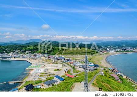 北海道日高の様似漁港とエンルム岬 116925453