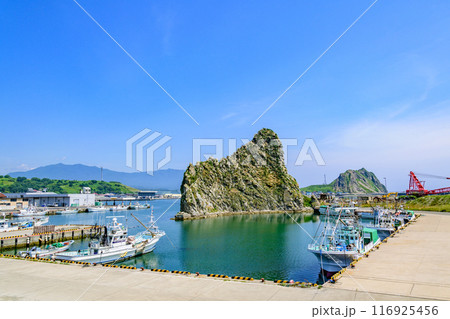 北海道日高の様似漁港とエンルム岬 116925456