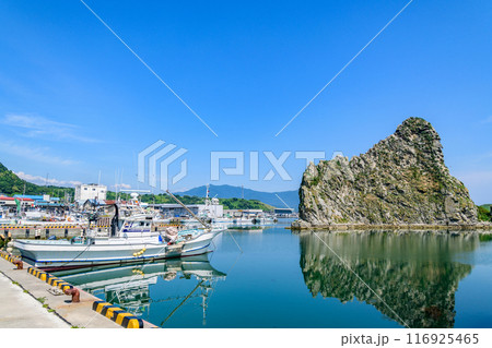 北海道日高の様似漁港とエンルム岬 116925465