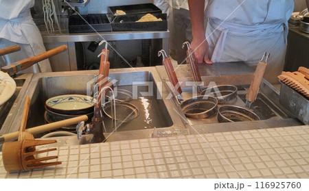 うどんを作る店員　A clerk making udon noodles 116925760