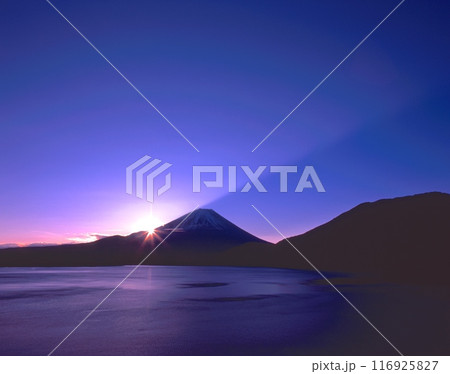 「世界文化遺産」富士山と初日の出(本栖湖展望台より)「富士箱根伊豆国定公園」 山梨県南巨摩郡見延町 「世界文化遺産」富士山と初日の出(本栖湖展望台より)「富士箱根伊豆国定公園」 山梨県南巨摩郡見延町 116925827