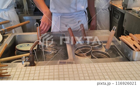 うどんを作る店員　A clerk making udon noodles 116926021