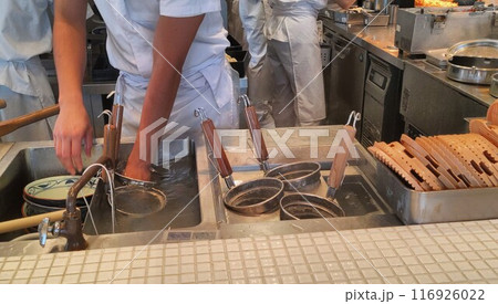 うどんを作る店員　A clerk making udon noodles 116926022