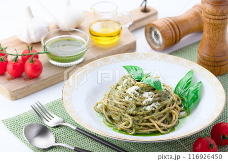 ジェノベーゼ バジルを使った鮮やかなグリーンのパスタ ジェノベーゼ バジルを使った鮮やかなグリーンのパスタ 116926450