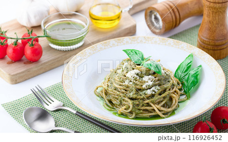 ジェノベーゼ バジルを使った鮮やかなグリーンのパスタ ジェノベーゼ バジルを使った鮮やかなグリーンのパスタ 116926452