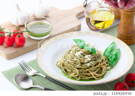 ジェノベーゼ バジルを使った鮮やかなグリーンのパスタ ジェノベーゼ バジルを使った鮮やかなグリーンのパスタ 116926456