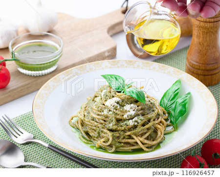 ジェノベーゼ バジルを使った鮮やかなグリーンのパスタ 116926457