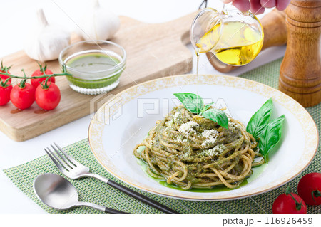 ジェノベーゼ バジルを使った鮮やかなグリーンのパスタ ジェノベーゼ バジルを使った鮮やかなグリーンのパスタ 116926459