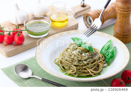 ジェノベーゼ バジルを使った鮮やかなグリーンのパスタ ジェノベーゼ バジルを使った鮮やかなグリーンのパスタ 116926469