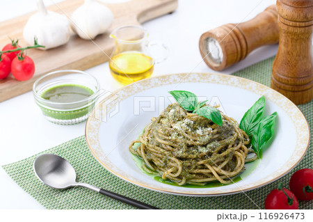 ジェノベーゼ バジルを使った鮮やかなグリーンのパスタ ジェノベーゼ バジルを使った鮮やかなグリーンのパスタ 116926473