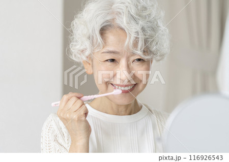 歯磨きをするシニア女性 116926543
