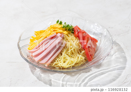 ガラスの器に盛り付けた冷やし中華 116928132