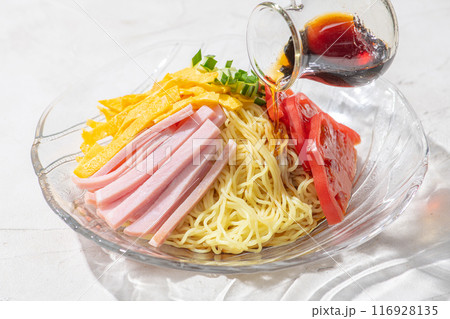 冷やし中華にタレをかける 116928135