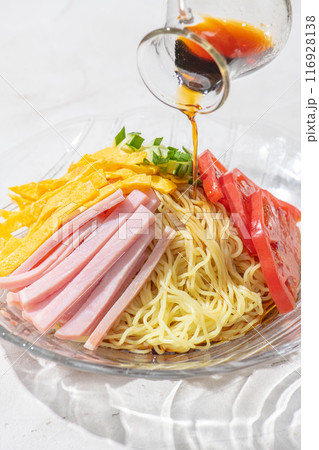冷やし中華にタレをかける 冷やし中華にタレをかける 116928138