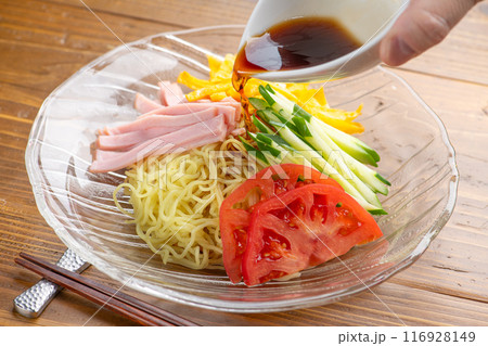 冷し中華にタレをかけて食べる 冷し中華にタレをかけて食べる 116928149