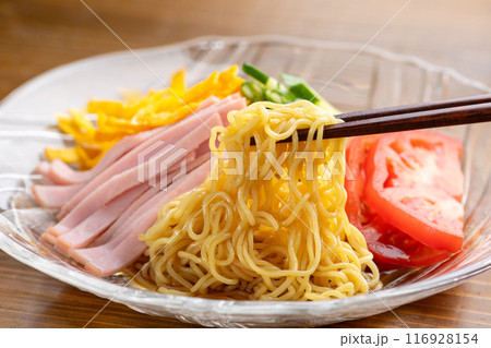 冷やし中華を箸で持ち上げる 116928154