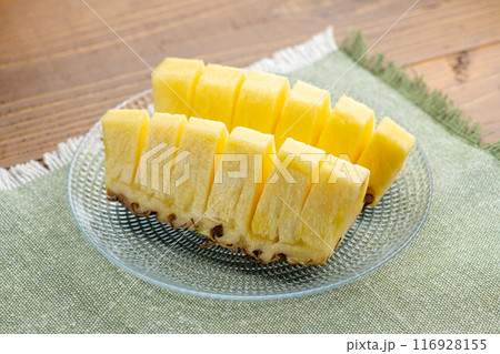 木製のテーブルの上にカットしたパイナップル 116928155