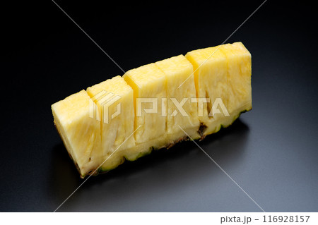 黒背景にカットしたパイナップル 116928157