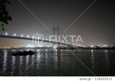 Beautiful view of Second Hooghly Bridge or Vidyasagar Setu at Night 116928225