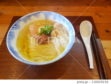 ワンタンとチャーシュー入り塩ラーメン 116929238