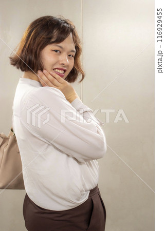 頬に手を当てる若い女性 頬に手を当てる若い女性 116929455