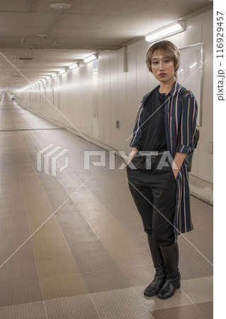 地下道でポーズする女性 地下道でポーズする女性 116929457