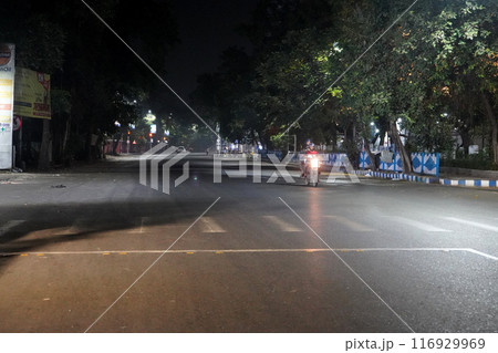 Traffic free kolkata street at mid night 116929969
