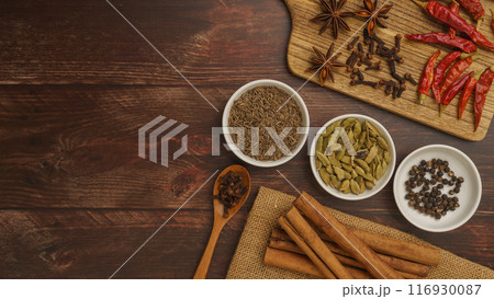 スパイス・イメージ｜クミン・クローブ・黒胡椒・八角・カルダモン・シナモン・唐辛子 116930087