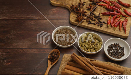 スパイス・イメージ｜クミン・クローブ・黒胡椒・八角・カルダモン・シナモン・唐辛子 116930088